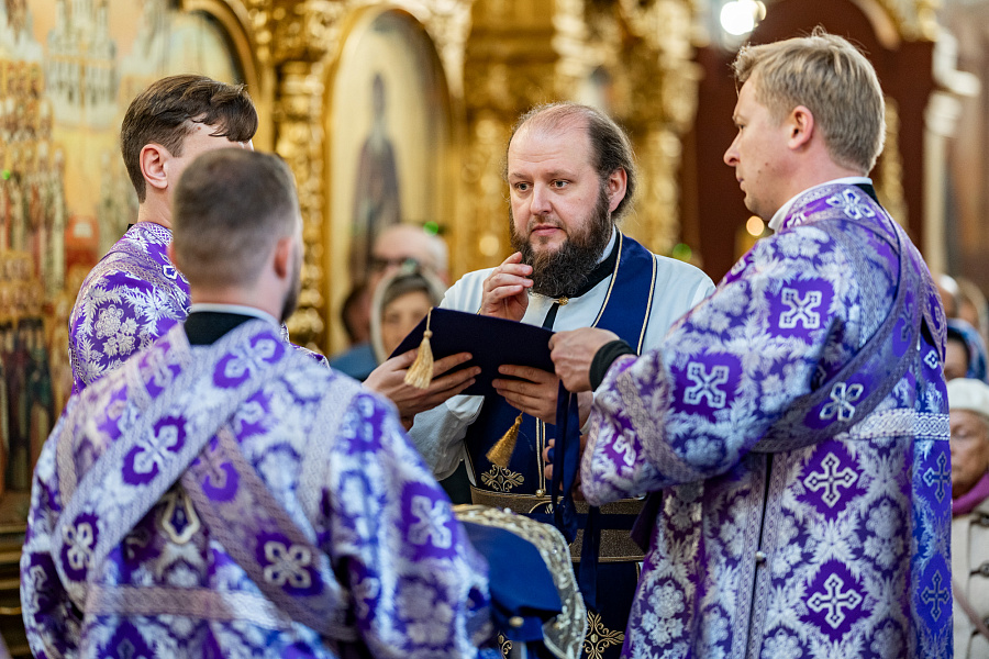 Божественная литургия в праздник Воздвижения Креста Господня в Троицком кафедральном соборе Подольска